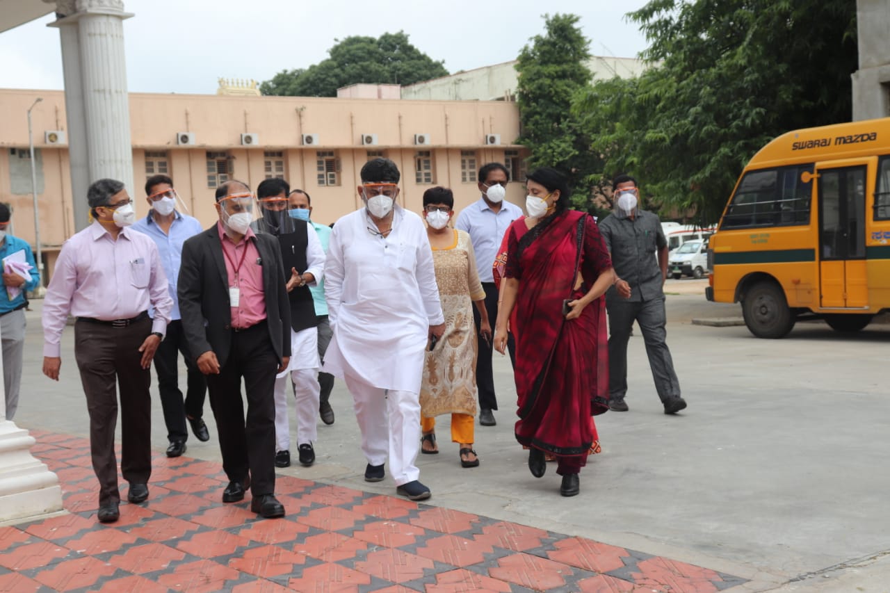 ವಿಕ್ಟೋರಿಯಾ ಆಸ್ಪತ್ರೆಗೆ ಡಿಕೆಶಿ ಭೇಟಿ ; ಕೊರೊನಾ ವಾರಿಯರ್ಸ್ ಜತೆ ಸಮಾಲೋಚನೆ