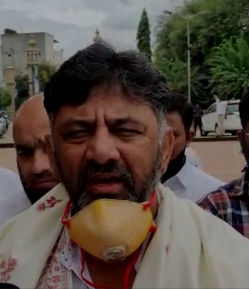 ಮುಸ್ಲಿಂ ಧರ್ಮಗುರು ಭೇಟಿ ಮಾಡಿದ ಡಿಕೆಶಿ; ಕೊರೋನಾ ಮುಕ್ತಿಗೆ ಪ್ರಾರ್ಥನೆ