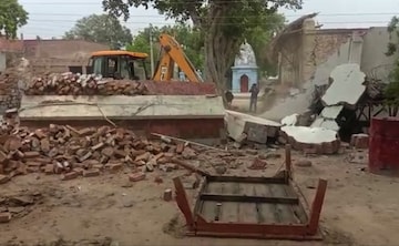 ರೌಡಿ ಶೀಟರ್ ವಿಕಾಸ್ ದುಬೆ ಮನೆಯನ್ನು ನೆಲಸಮಗೊಳಿಸಿದ ಜಿಲ್ಲಾಡಳಿತ