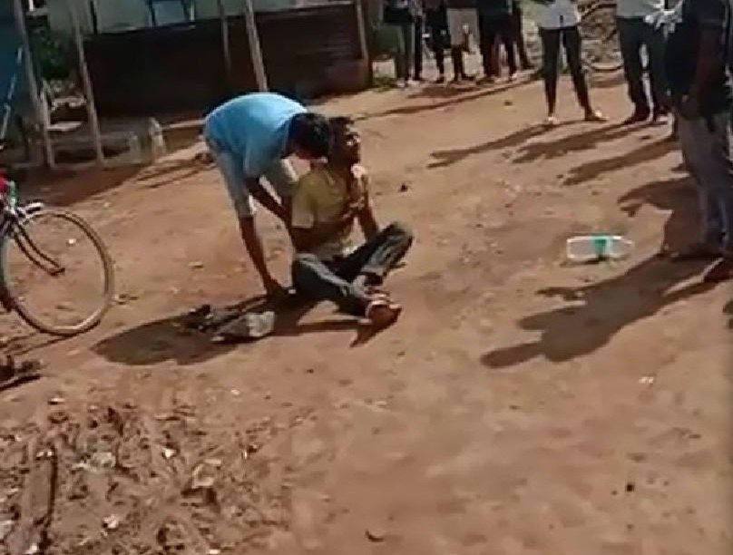 ರಸ್ತೆಯಲ್ಲಿ ನರಳಾಡಿದರೂ ಕೊರೊನಾ ಸೋಂಕಿತನೆಂದು ನೆರವಿಗೆ ಬಾರದ ಜನತೆ..!