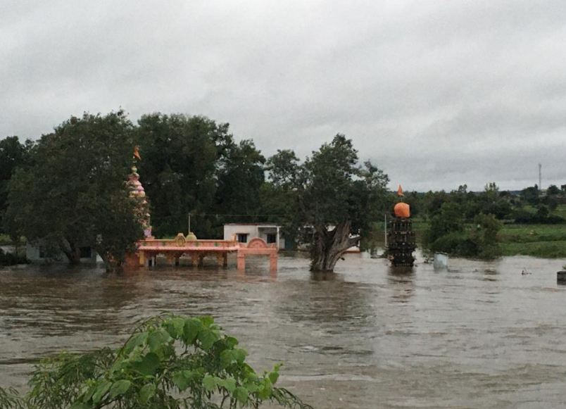 ದಿಡೀರ್ ಪ್ರವಾಹ: ಸಂಗಮೇಶ್ವರ ದೇವಾಲಯದಲ್ಲಿ ಸಿಲುಕಿದ್ದ ಇಬ್ಬರು ಬಚಾವ್..!