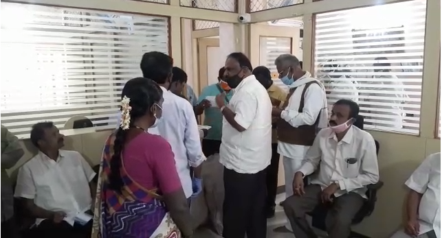 ಕೋಲಾರದಲ್ಲಿ ಡಿಸಿಸಿ ಬ್ಯಾಂಕ್ ಅಧ್ಯಕ್ಷ ಗೋವಿಂದಗೌಡರಿಂದ ನೌಕರನ ಮೇಲೆ ಹಲ್ಲೆ