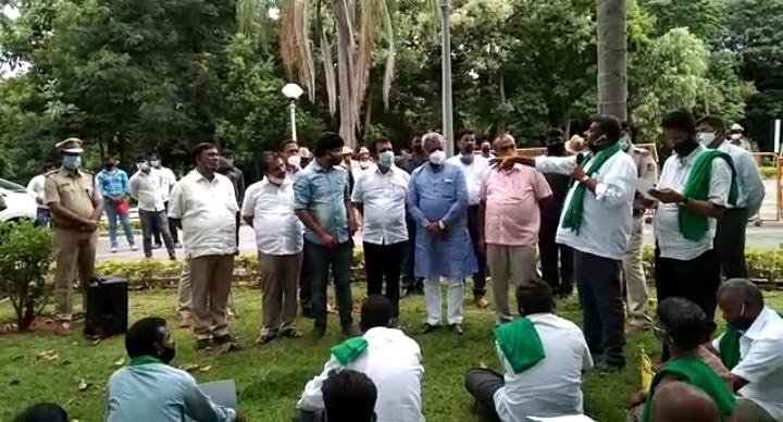 ಮೈಸೂರಲ್ಲಿ ಕರ್ನಾಟಕ ರಾಜ್ಯ ರೈತ ಸಂಘ, ಹಸಿರು ಸೇನೆ ಪ್ರತಿಭಟನೆ