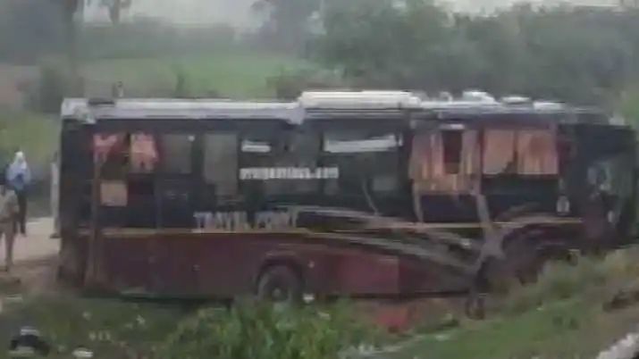 ಆಗ್ರಾ – ಲಕ್ನೋ ಎಕ್ಸ್‌ಪ್ರೆಸ್‌ ವೇಯಲ್ಲಿ ಬಸ್ ಡಿಕ್ಕಿ – 5 ಸಾವು, 18 ಮಂದಿಗೆ ಗಾಯ