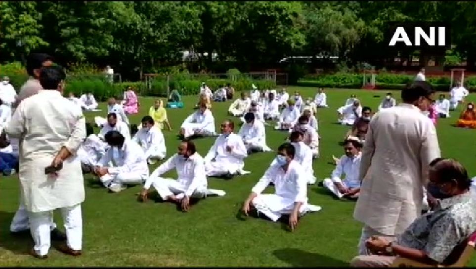 ನಿಲ್ಲದ ರಾಜಸ್ಥಾನ ಹೈಡ್ರಾಮಾ; ರಾಜಭವನ ಮುಂದೆ ಕೈ ಶಾಸಕರ ಅಹೋರಾತ್ರಿ ಧರಣಿ