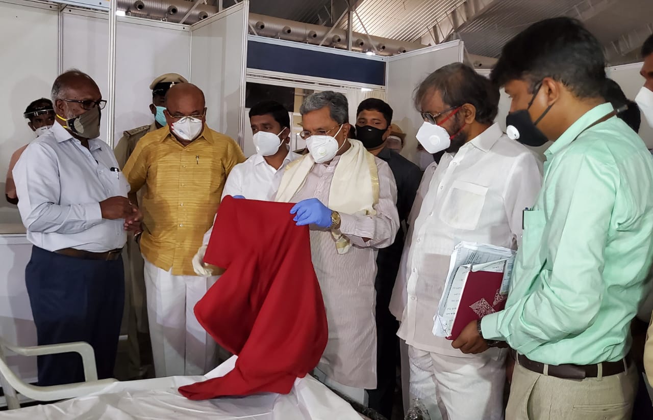 ಕೋವಿಡ್ ಕೇರ್ ಸೆಂಟರ್ ಗೆ ಸಿದ್ದರಾಮಯ್ಯ ಭೇಟಿ