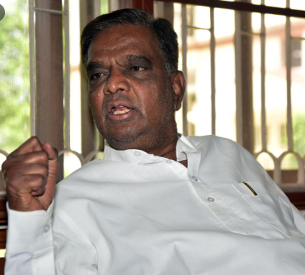 ಸಿದ್ದರಾಮಯ್ಯ ಇನ್ನು ಬುದ್ಧಿ ಕಲಿತಿಲ್ಲ ಅನ್ಸುತ್ತೆ ; ವಿ. ಶ್ರೀನಿವಾಸ್ ಪ್ರಸಾದ್ ಬುಸ್ ಬುಸ್