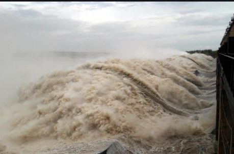 ಪ್ರವಾಹಕ್ಕೂ ಡೋಂಟ್ ಕೇರ್: ಜೀವದ ಜೊತೆ ಯುವಕರ ಚೆಲ್ಲಾಟ..!