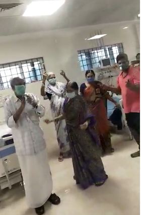 ಬಳ್ಳಾರಿ ಕೊವಿಡ್ ಆಸ್ಪತ್ರೆಯಲ್ಲಿ ವಿಭಿನ್ನ ಪ್ರಯತ್ನ, ಸೋಂಕಿತರಿಗೆ ಮ್ಯೂಸಿಕಲ್ ಥೆರಿಪಿ..!