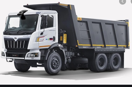 ನೀರಿನ ಹೊಂಡಕ್ಕೆ ಟಿಪ್ಪರ್ ಪಲ್ಟಿ: ಸ್ಥಳದಲ್ಲೇ ಇಬ್ಬರ ದುರ್ಮರಣ..!