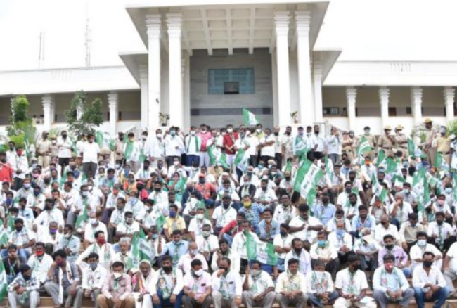 ರಾಜ್ಯ ಸರ್ಕಾರದ ಧೋರಣೆ ಖಂಡಿಸಿ ಚಿಕ್ಕಬಳ್ಳಾಪುರದಲ್ಲಿ ಜೆಡಿಎಸ್ ಪ್ರೊಟೆಸ್ಟ್