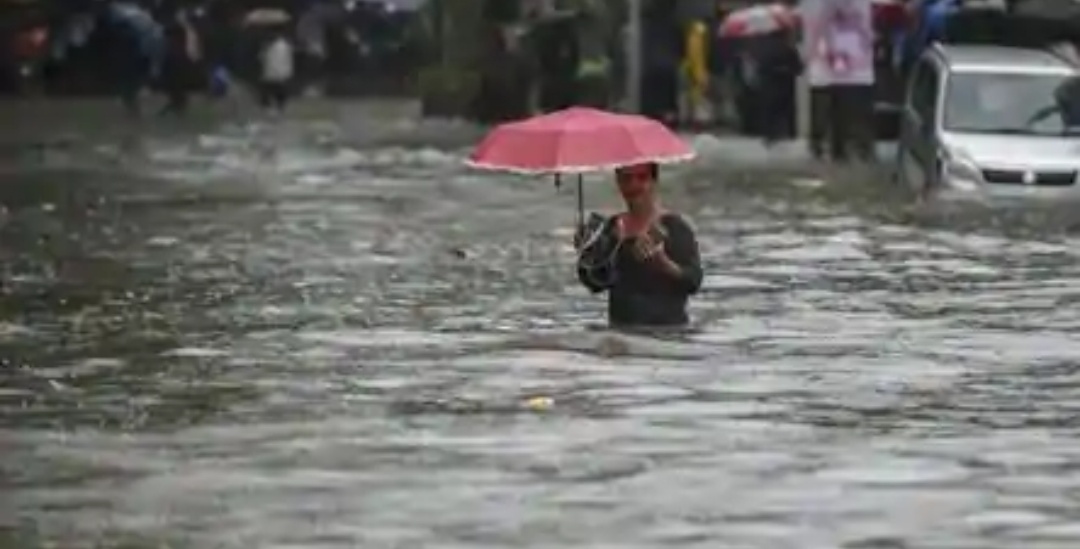 30 ವರ್ಷಗಳಲ್ಲಿ ಕಂಡು ಕೇಳರಿಯದ ಭಾರಿ ಗಾಳಿ ಮಳೆಗೆ ಸಾಕ್ಷಿಯಾದ ಮುಂಬೈ