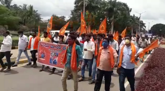 ಬೆಂಗಳೂರಲ್ಲಿ ಪುಂಡರ ಪುಂಡಾಟ: ಹಿಂದೂ ಜನಜಾಗರಣಾ ವೇದಿಕೆ ಪ್ರತಿಭಟನೆ