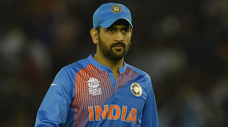 ನಾನು ಹುಚ್ಚನ ಥರಾ ಕಾಣುತ್ತೇನಾ..? 300 ಪಂದ್ಯಗಳನ್ನು ಆಡಿದ್ದೇನೆ.. ಮಾತು ಕೇಳದ ಕುಲದೀಪ್‍ಗೆ ಚಳಿ ಬಿಡಿಸಿದ್ದ ಧೋನಿ..!