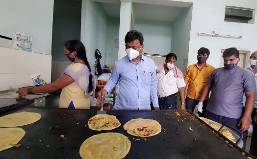 ಕೊರೊನಾ ಸೋಂಕಿತರಿಗೆ ಹೋಳಿಗೆ ಊಟ ಬಡಿಸಿದ ರೇಣುಕಾಚಾರ್ಯ