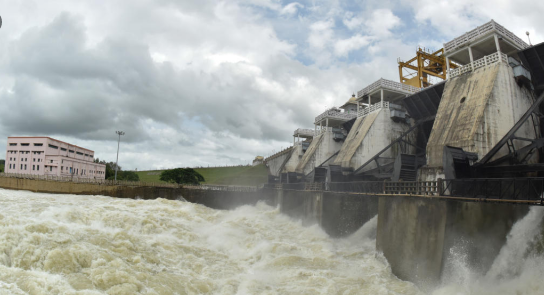 ಕಬಿನಿ ಜಲಾಶಯದಿಂದ ನೀರು ಬಿಡುಗಡೆ : ಹೆದ್ದಾರಿಗೆ ನುಗ್ಗಿದ ನೀರು