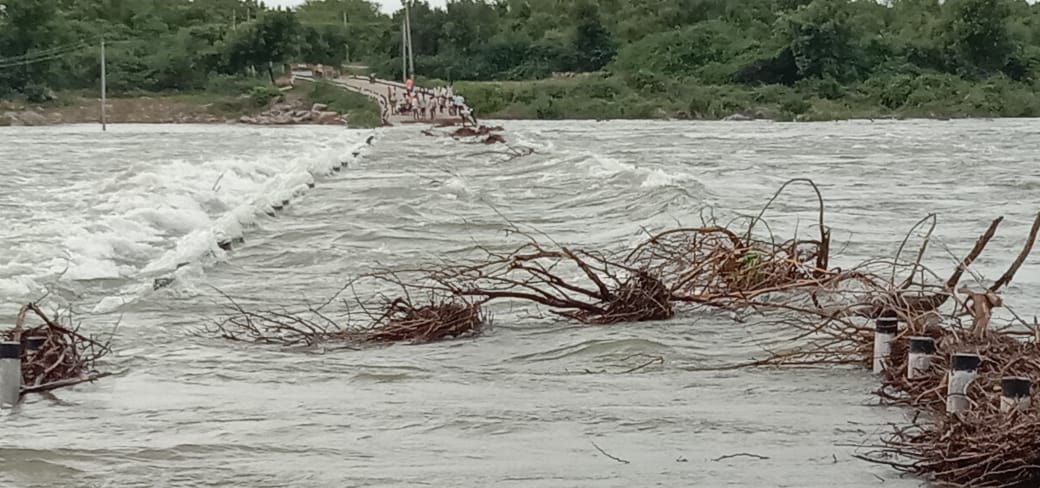 ಕೃಷ್ಣಯೇ ನೀರಿನ ರಭಸಕ್ಕೆ ರಾಯಚೂರಿನ  ಲಕ್ಷ ಶೀಲಹಳ್ಳಿ ಸೇತುವೆ ಮುಳುಗಡೆ