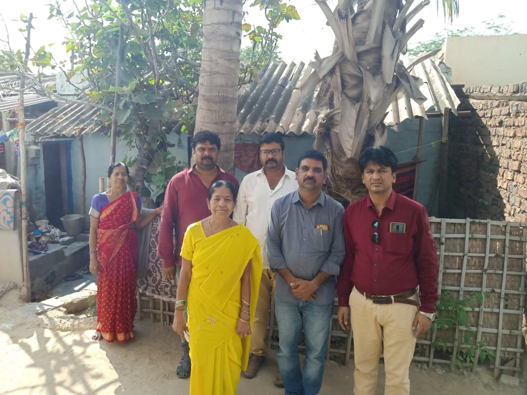 ವಿದ್ಯೆಕೊಟ್ಟ ‘’ಗುರುವಿಗೆ ಗೃಹ’’ ನಿರ್ಮಿಸಿಕೊಟ್ಟು ಹಳೆಯ ವಿದ್ಯಾರ್ಥಿಗಳು..!