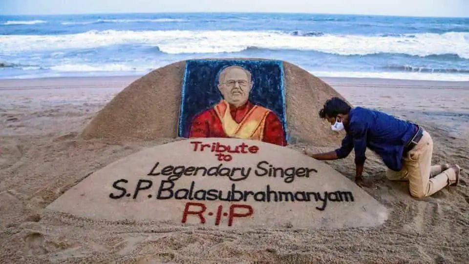 ಪುರಿ ಬೀಚಿನ ಮರಳಿನಲ್ಲಿ ಎಸ್‌ಪಿಬಿ ಅವರ ಮರಳು ಶಿಲ್ಪ