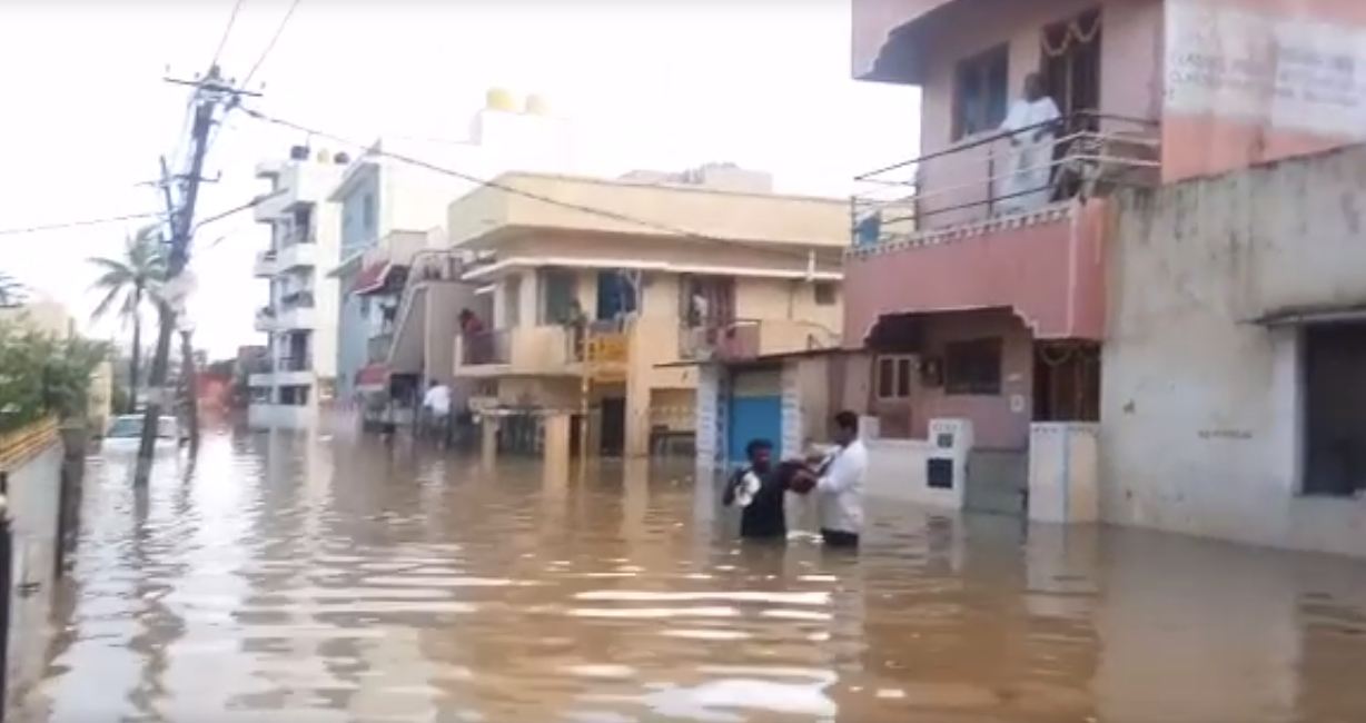 ವರುಣನ ಅಬ್ಬರಕ್ಕೆ ರಾಜಧಾನಿ ಹೈರಾಣ; ಮನೆಗೆ ನೀರು ನುಗ್ಗಿ ಅವಾಂತರ…!