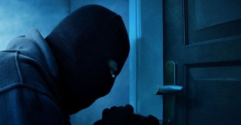 ಕಳ್ಳತನಕ್ಕೆ ಬಂದು ಹಾಯಾಗಿ ನಿದ್ರೆ ಮಾಡಿದ ಭೂಪ..! ಮುಂದೇನಾಯ್ತು..?