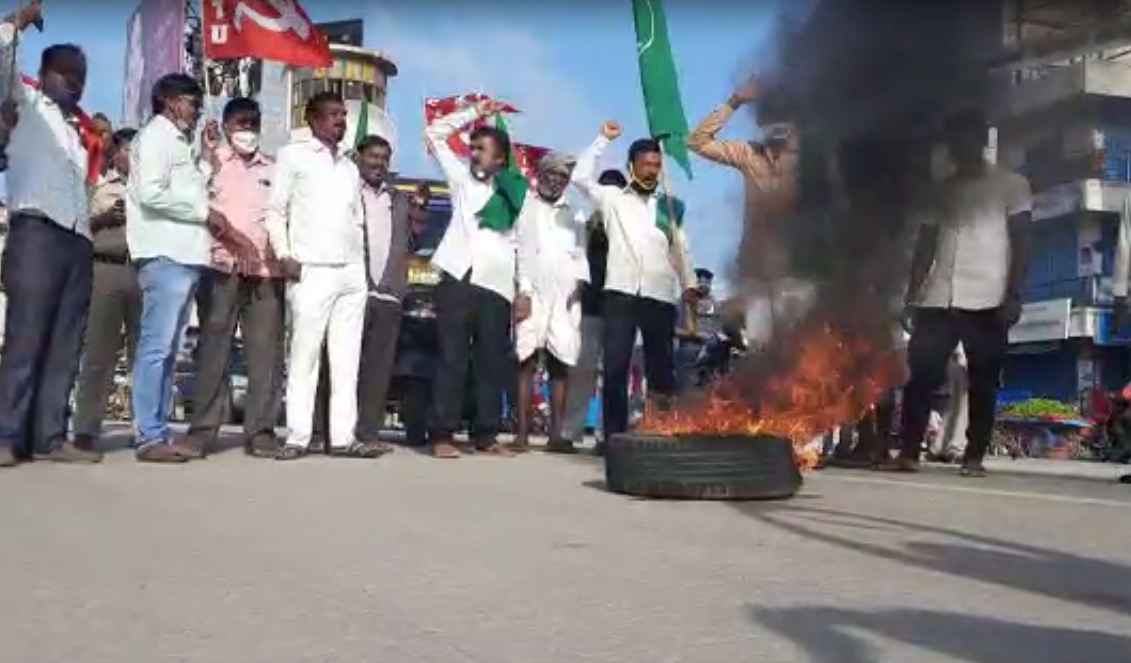ಕರ್ನಾಟಕ ಬಂದ್| ಕೊಪ್ಪಳದಲ್ಲಿ ಟೈರ್‍ಗೆ ಬೆಂಕಿ ಹಚ್ಚಿ ಪ್ರತಿಭಟನೆ