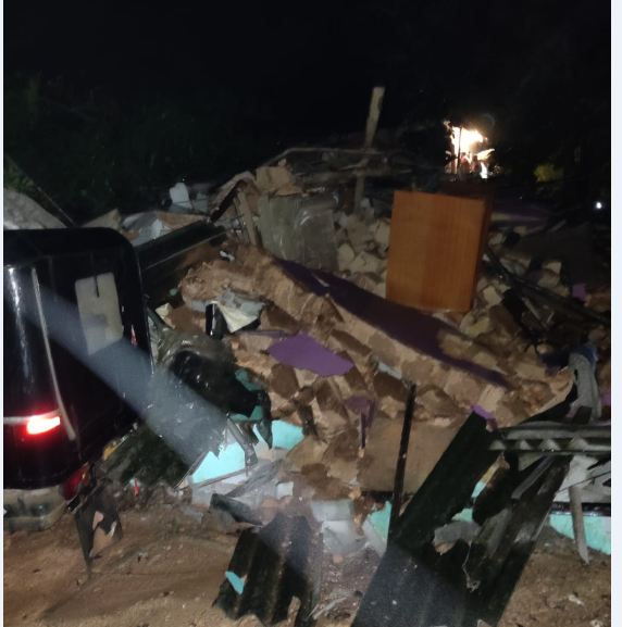 ದಕ್ಷಿಣ ಕನ್ನಡ ಜಿಲ್ಲೆಯಲ್ಲೂ ವರುಣನ ಆರ್ಭಟ: ಮನೆ ಮೇಲೆ ಗುಡ್ಡ ಕುಸಿತ