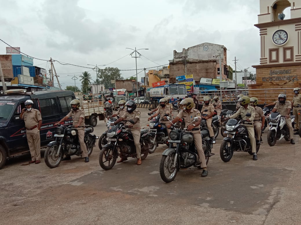 ಹೆಲ್ಮೆಟ್ ಧಾರಣೆ ಬಗ್ಗೆ ಬಳ್ಳಾರಿಯಲ್ಲಿ ಪೊಲಿಸರಿಂದ ಜಾಗೃತಿ ಜಾಥಾ..!