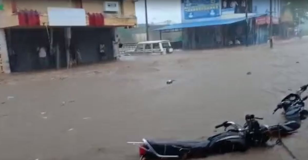 ರಣರಕ್ಕಸ ಮಳೆಗೆ ಹುಕ್ಕೇರಿ ಪಟ್ಟಣ ತತ್ತರ: ಕೊಚ್ಚಿ ಹೋಗಿದ್ದ ಇಬ್ಬರ ರಕ್ಷಣೆ