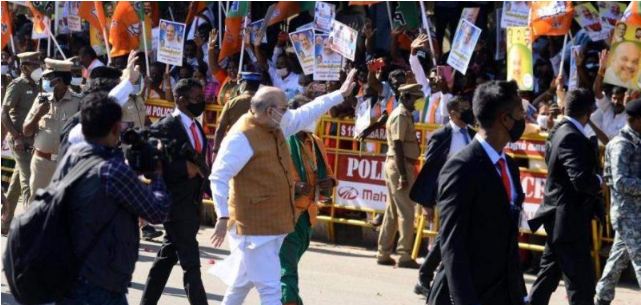 ಚೆನ್ನೈನಲ್ಲಿ ಅಮಿತ್ ಶಾ ಮೇಲೆ ಪ್ಲೇಕಾರ್ಡ್ ಎಸೆದ ವ್ಯಕ್ತಿ..!