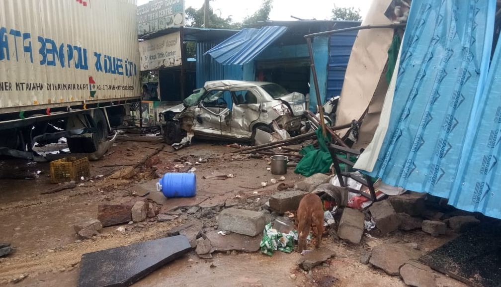 ಚಿಕ್ಕಬಳ್ಳಾಪುರದಲ್ಲಿ ಭಾರಿ ರಸ್ತೆ ಅಪಘಾತ : ನಾಲ್ಕು ಮಂದಿ ಸಾವು