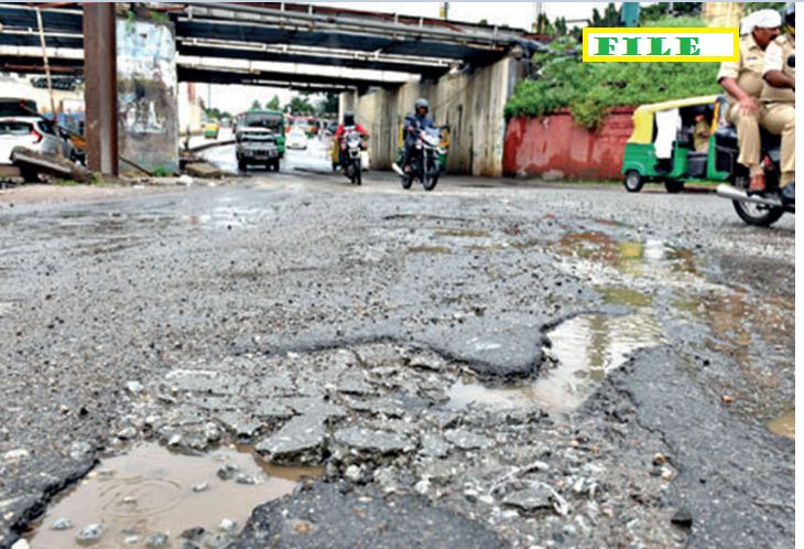 ಗುಂಡಿಬಿದ್ದ ಕೊರಟಗೆರೆ ರಸ್ತೆಗಳು: ಅಧಿಕಾರಿಗಳ ವಿರುದ್ಧ ಮಾಜಿ ಡಿಸಿಎಂ ಪರಂ ಸಿಡಿಮಿಡಿ