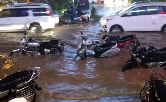 ಬೆಂಗಳೂರಿನಲ್ಲಿ ಭಾರೀ ಮಳೆ : ವಾಹನ ಸವಾರರ ಪರದಾಟ