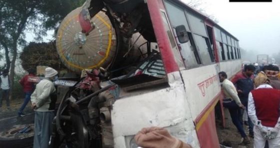 ಗ್ಯಾಸ್ ಟ್ಯಾಂಕರ್ ​ಗೆ ಬಸ್​ ಡಿಕ್ಕಿ: 8 ಸಾವು, 25ಕ್ಕೂ ಹೆಚ್ಚು ಜನರಿಗೆ ಗಾಯ