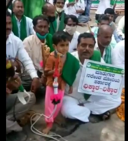 ಬಾರುಕೋಲು ಚಳವಳಿಯಲ್ಲಿ ಆಕರ್ಷಿಸಿದ ಪುಟ್ಟ ಬಾಲಕ