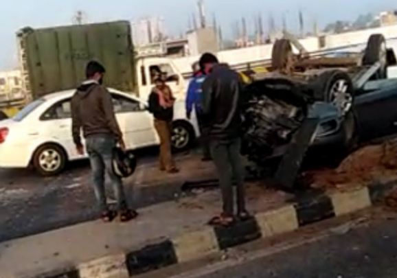 ಬೆಂಗಳೂರು | ಬೈಕ್ ಸವಾರರ ಶೋಕಿ; ಮೂರು ಕಾರು ಪಲ್ಟಿ