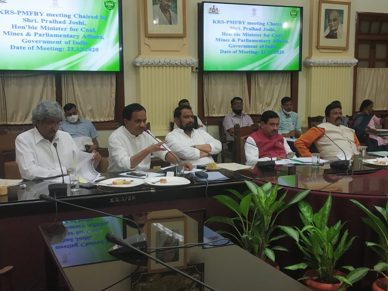 ರೈತರ ಬೆಳೆವಿಮೆ, ನಷ್ಟ ಪರಿಹಾರ ಇತ್ಯರ್ಥಕ್ಕೆ ಬಿ.ಸಿ ಪಾಟೀಲ್, ಜೋಶಿ ಚರ್ಚೆ