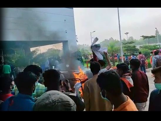 4 ತಿಂಗಳಿಂದ ಸಂಬಳ ಬಾಕಿ: ವಿಸ್ತ್ರಾನ್ ಮೊಬೈಲ್ ಕಾರ್ಖಾನೆ ಮೇಲೆ ಕಾರ್ಮಿಕರ ರೋಷ..!