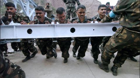 ನಮ್ಮ ಹೆಮ್ಮೆಯ ಸೈನಿಕರಿಗೊಂದು ಸಲಾಮ್.. 60 ಗಂಟೆಗಳಲ್ಲಿ 110 ಅಡಿ ಉದ್ದದ ಸೇತುವೆ ನಿರ್ಮಿಸಿ ದಾಖಲೆ ಮಾಡಿದ ಸೇನೆ