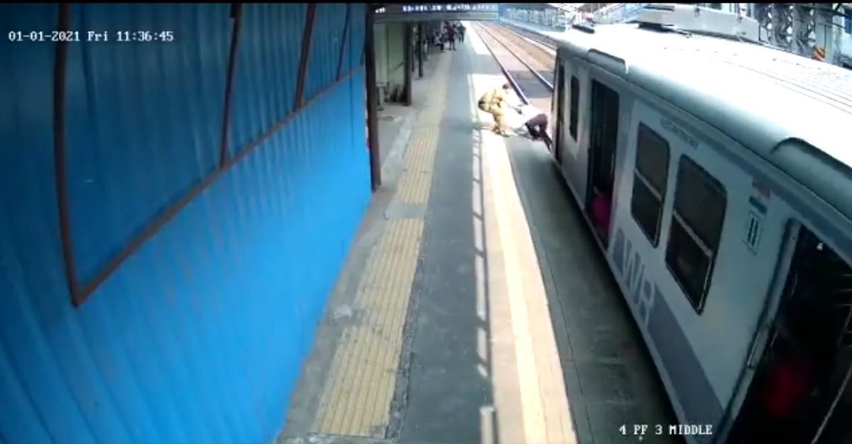 ರೈಲಿನಡಿಗೆ ಬೀಳುವುದರಿಂದ ರಕ್ಷಿಸಿ ಬಳಿಕ ಕಪಾಳಮೋಕ್ಷ ಮಾಡಿದ ಕಾನ್‌ಸ್ಟೆಬಲ್ !