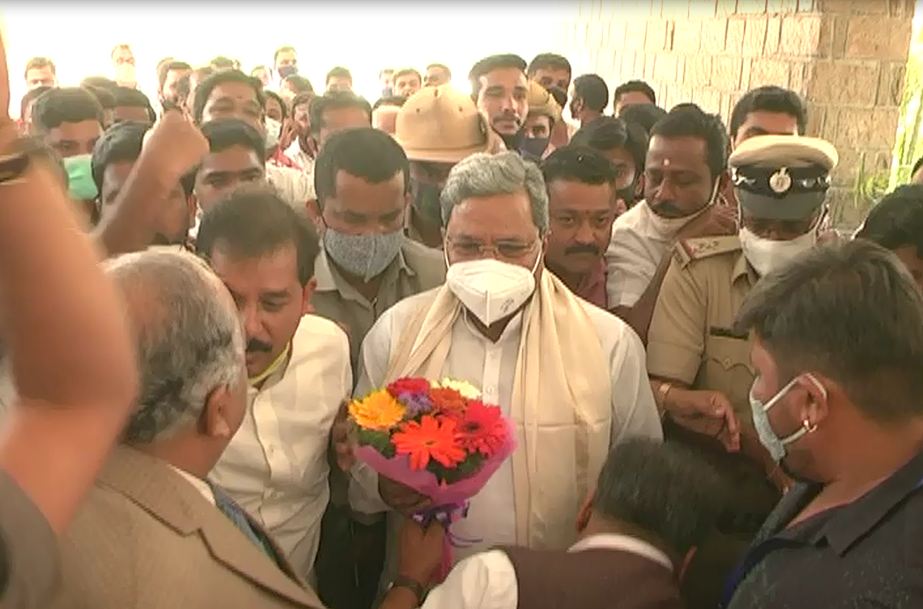 ಸಿದ್ದು ಕಾಲಿಗೆ ಬಿದ್ದ ಮೈಸೂರು ವಿವಿ ರೆಜಿಸ್ಟ್ರಾರ್..!