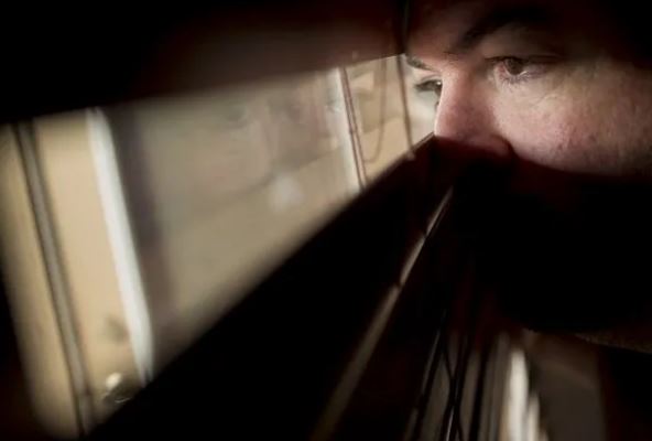 ಮಹಿಳೆಯರು ಬಟ್ಟೆ ಬದಲಾಯಿಸುತ್ತಿದ್ದದ್ದನ್ನ ಕದ್ದು ನೋಡ್ತಿದ್ದವ 10 ಅಡಿಯಿಂದ ಮಹಿಳೆಯ ಮೇಲೆಯೇ ಬಿದ್ದ..!