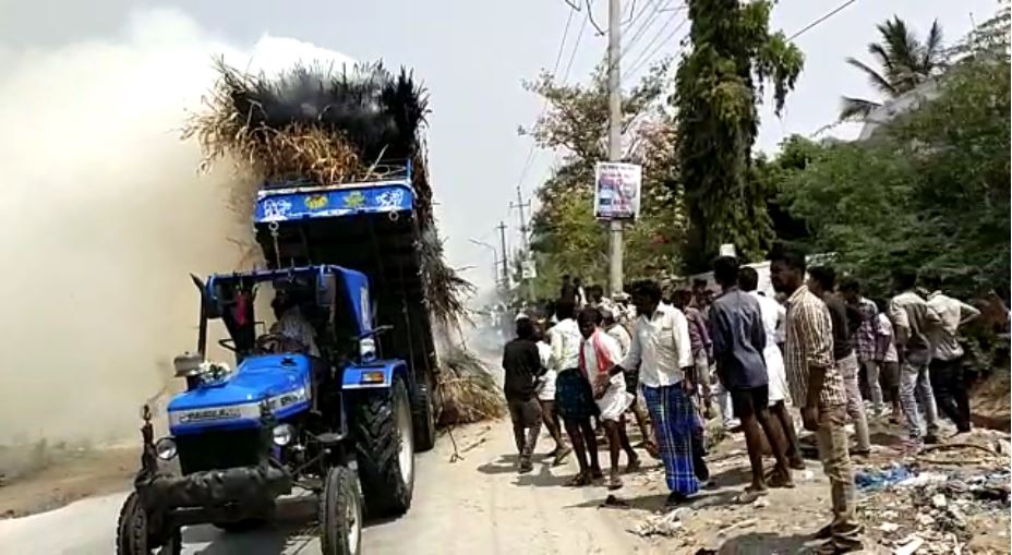 ರಾಯಚೂರು : ವಿದ್ಯುತ್ ಸ್ಪರ್ಷ ಟ್ರ್ಯಾಕ್ಟರ್ ನಲ್ಲಿದ್ದ ಮೇವು ಬೆಂಕಿಗಾಹುತಿ..!