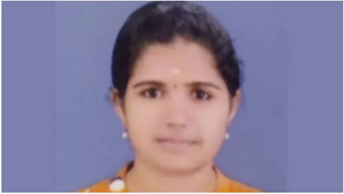 ನೀರಿನಲ್ಲಿ ಕೊಚ್ಚಿ ಹೋಗ್ತಿದ್ದು, ಮಗುವನ್ನ ಉಳಿಸಿ ಪ್ರಾಣ ಬಿಟ್ಟ ಯುವತಿ