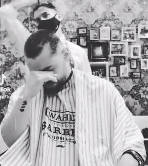 ಕ್ಯಾನ್ಸರ್ ಪೀಡಿತ ಸಹೋದ್ಯೋಗಿಗಾಗಿ ತಲೆ ಕೂದಲನ್ನ ಕತ್ತರಿಸಿಕೊಂಡ ಕ್ಷೌರಿಕ – ಭಾವನಾತ್ಮಕ ವಿಡಿಯೋ ವೈರಲ್..!  