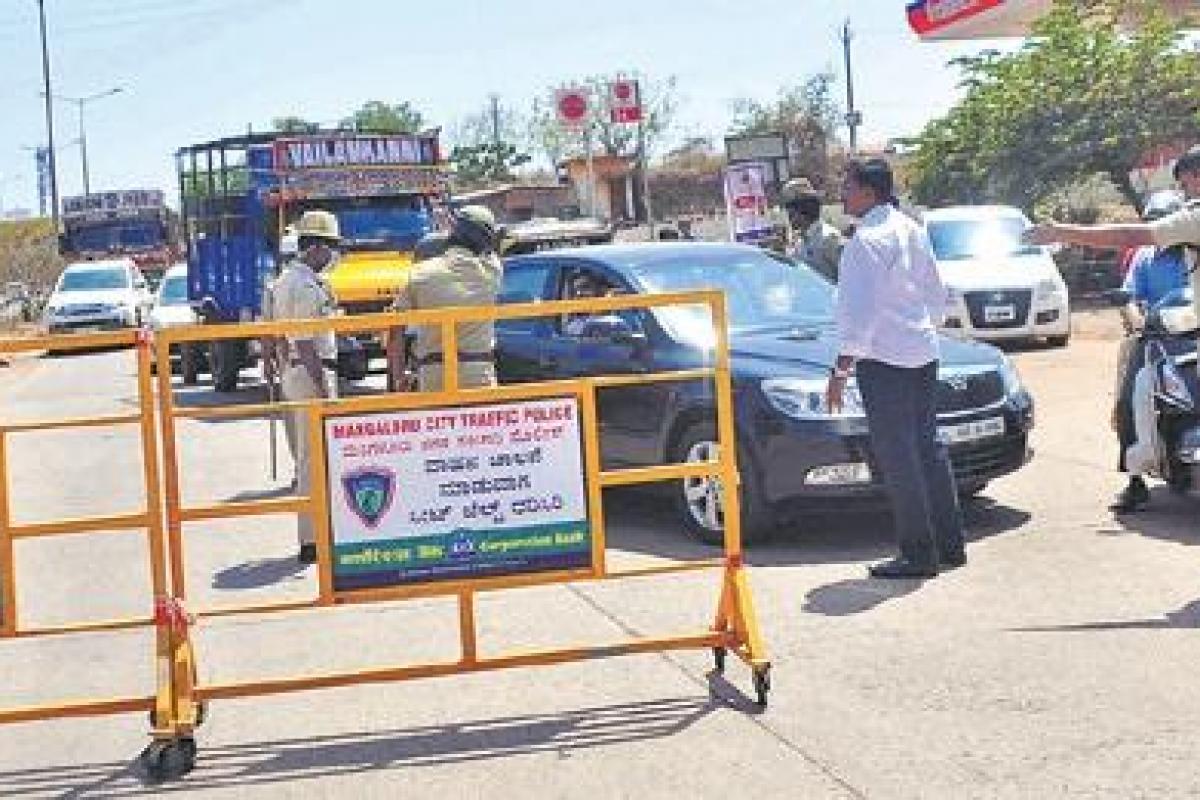 ಕೇರಳ ಗಡಿ ಸಂಚಾರ ನಿರ್ಬಂಧ: ರಾಜ್ಯ ಸರಕಾರದ ಕ್ರಮಕ್ಕೆ ಹೈಕೋರ್ಟ್​ ಅಸಮಾಧಾನ…