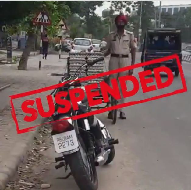 ಕರ್ತವ್ಯದ ನಡುವೆ ಕೋಳಿ ಮೊಟ್ಟೆ ಕದ್ದ ಪೊಲೀಸಪ್ಪ – ಕಳ್ಳತನದ ವಿಡಿಯೋ ವೈರಲ್