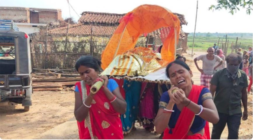 ಶವ ಹೊರಲು ಮುಂದೆ ಬಾರದ ಪುರುಷರು –  ಹೆಗಲ ಮೇಲೆ ತಾಯಿಯ ಶವ ಹೊತ್ತು ಅಂತ್ಯಕ್ರಿಯೆ ನೆರವೇರಿಸಿದ ಹೆಣ್ಮಕ್ಕಳು  