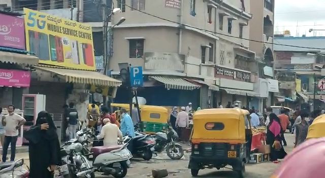 ಲಾಕ್ ಡೌನ್ ಗೆ ಜನ ಡೋಂಟ್ ಕೇರ್ – ಸಾಮಾಜಿಕ ಅಂತರವೂ ಇಲ್ಲ.. ಮಾಸ್ಕ್ ಇಲ್ಲ….. ಕೊರೊನಾ ಭಯವಿಲ್ಲ…