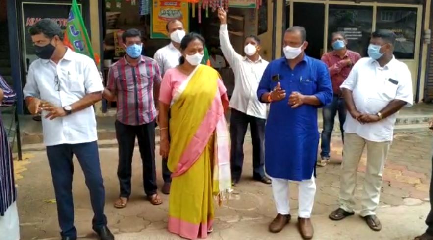 ಕೋವಿಡ್ ನಿಯಮ ಗಾಳಿಗೆ ತೂರಿ ಪ್ರತಿಭಟಿಸಿದ ಶೋಭಾ ಕರಂದ್ಲಾಜೆ – ಪ್ರಕರಣ ದಾಖಲಿಸುವಂತೆ ಕಾಂಗ್ರೆಸ್ ಒತ್ತಾಯ